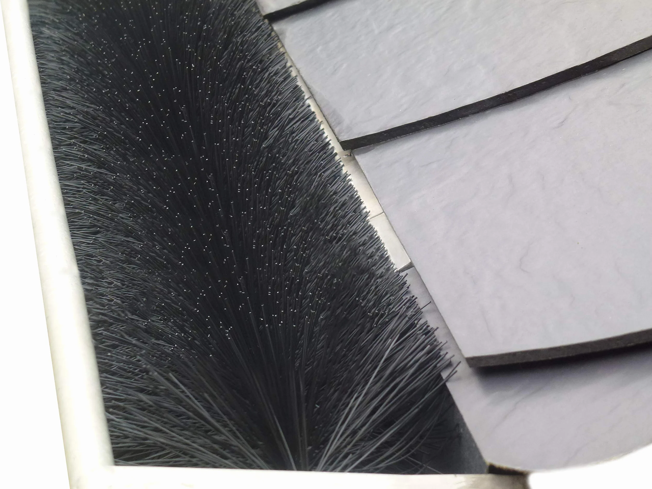 Spazzola per grondaie da 20 metri; diametro 15 cm - semplice da mantenere; di produzione tedesca. Particolarmente spessa.